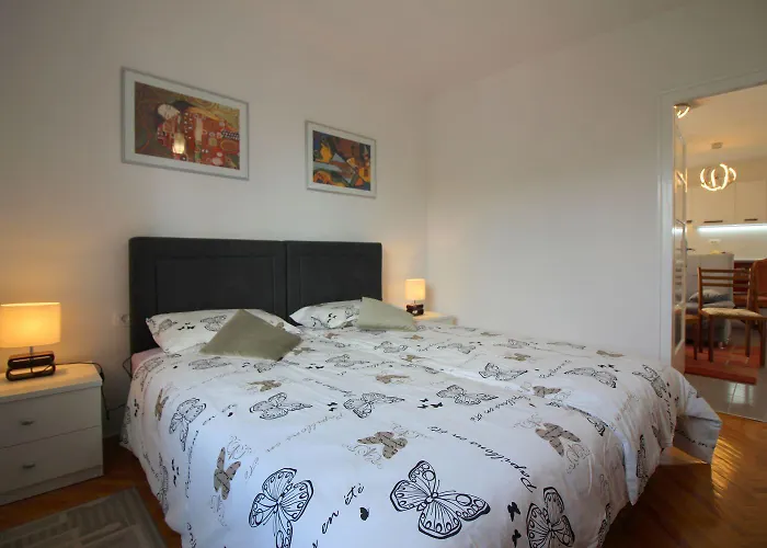 Charmantes Direkt An Der Promenade Von Mit Meerblick *