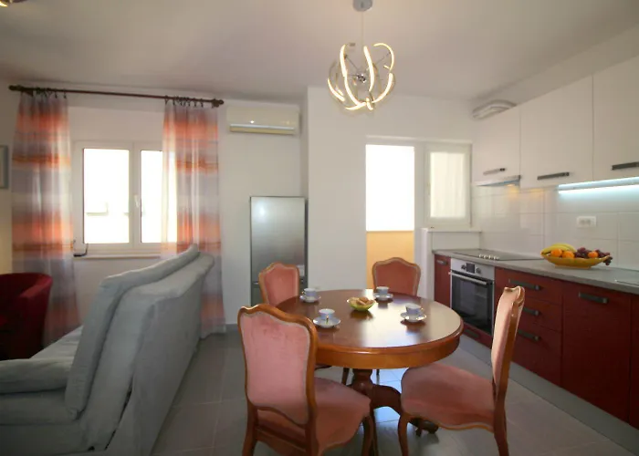 Charmantes Direkt An Der Promenade Von Mit Meerblick Пореч