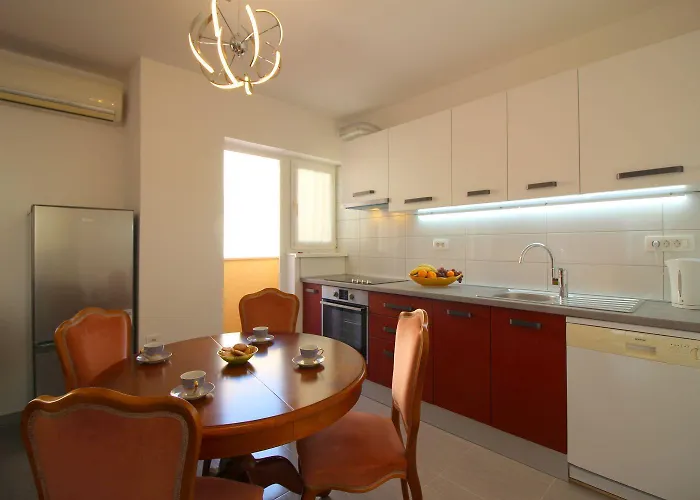 Charmantes Direkt An Der Promenade Von Mit Meerblick Пореч