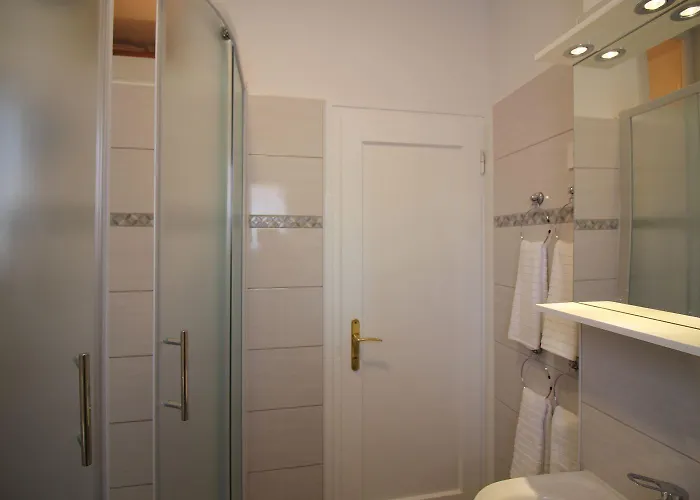 Charmantes Direkt An Der Promenade Von Mit Meerblick Пореч